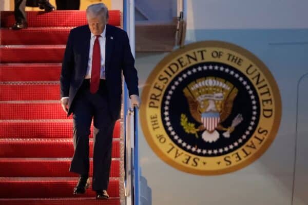 Trump says that “he is not joking” about possibly looking for a third mandate. The Constitution prohibits it, scholars say Trump says that "he is not joking" about possibly looking for a third mandate. The Constitution prohibits it, scholars say