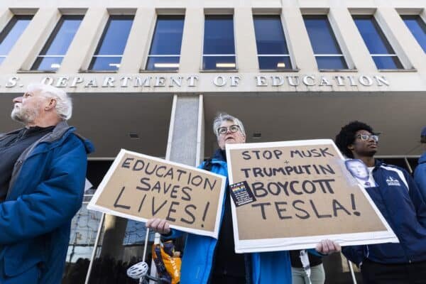 Worker of the Department of Education signed: “We have the feeling that we were disposable.” Worker of the Department of Education signed: "We have the feeling that we were disposable."