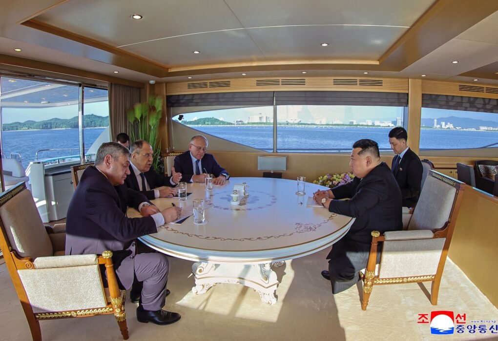 North Korea undertakes to “unconditionally support” the Russian war in Ukraine Photo: In this photo provided by the North Korean government, its leader Kim Jong Un, on the right, speaks with Russian Foreign Minister Sergei Lavrov, second left, in Wonsan, North Korea, on Saturday, July 12, 2025.