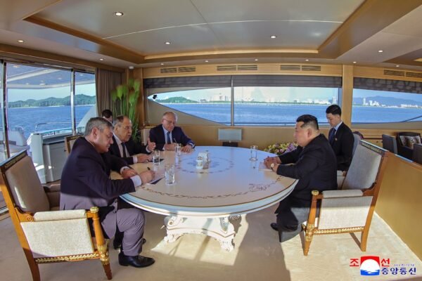 North Korea undertakes to “unconditionally support” the Russian war in Ukraine Photo: In this photo provided by the North Korean government, its leader Kim Jong Un, on the right, speaks with Russian Foreign Minister Sergei Lavrov, second left, in Wonsan, North Korea, on Saturday, July 12, 2025.